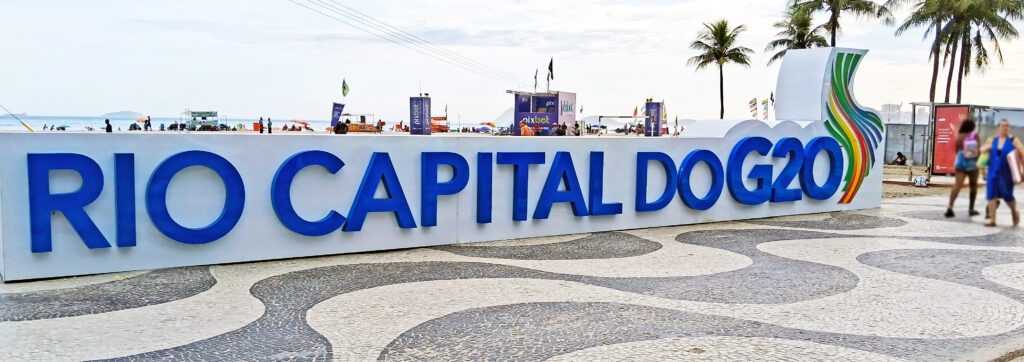 "Rio Capital do G20" - Foto tirada hoje 11/01/2024 por nós na praia de Copacabana, não muito longe de nossa Embaixada no Rio, para ilustrar este artigo.